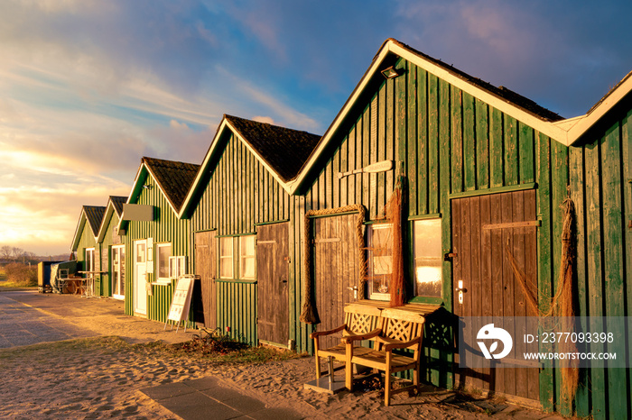 Fischerhütten in Hohwacht an der Ostsee zum Sonnenaufgang