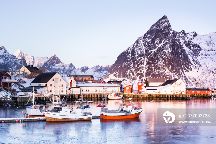 Kleine Fischerhütten auf den Lofoten (Norwegen) im Winter