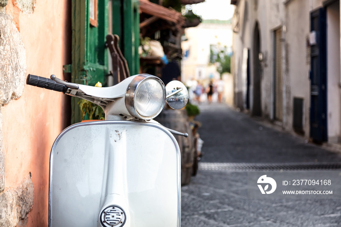 Gros plan d’un scooter emblématique Italien,  Ischia, golfe de Naples, région de Campanie, Italie