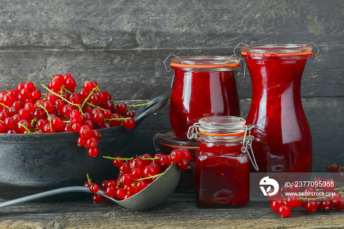 Marmelade im Glas mit frischen Beeren,  rustikaler Hintergrund