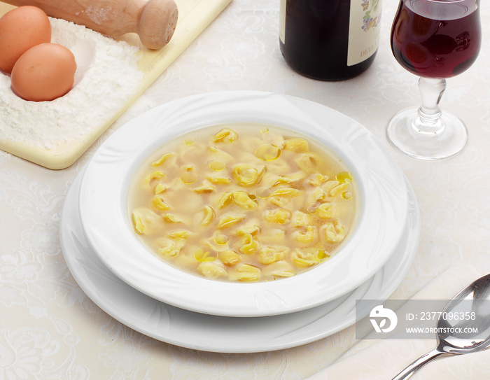 Piatto di tortellini in brodo di carne, ricetta italiana, fuoco selettivo