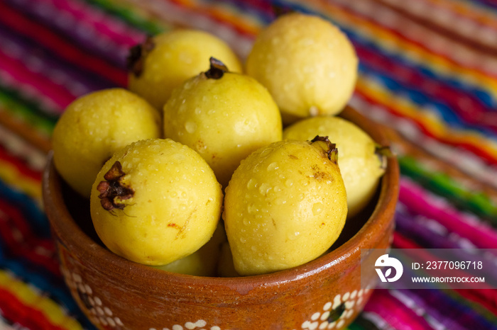 Fruta de guayaba en colorido fondo mexicano