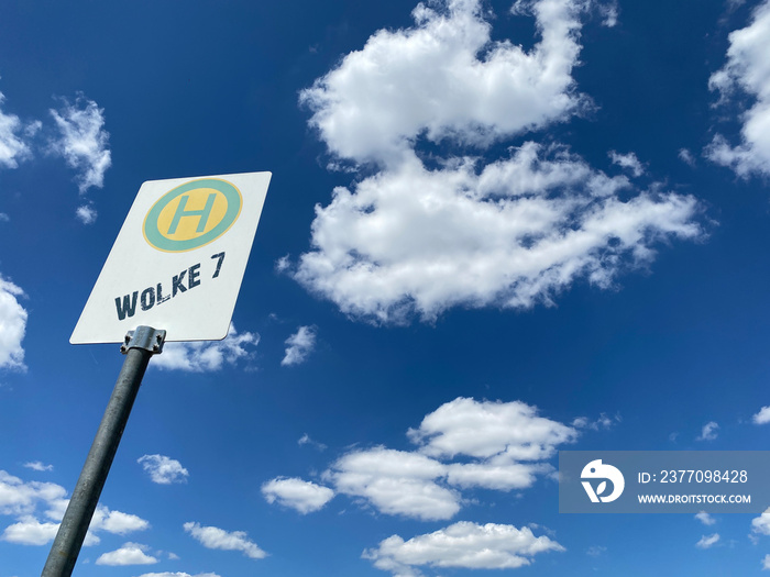 Himmel mit Wolken, Schild von Bushaltestelle mit Aufschrift  Wolke 7