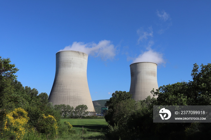 Centrale nucléaire de Cruas en Ardèche - Tours autoréfrigérantes