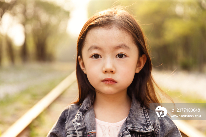 可爱的女孩在户外