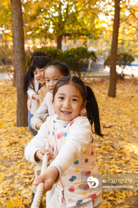 小学生在拔河比赛