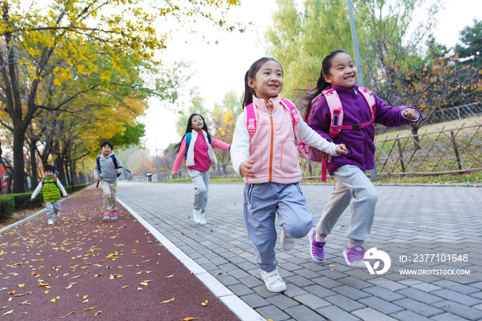 欢乐的小学生在户外奔跑