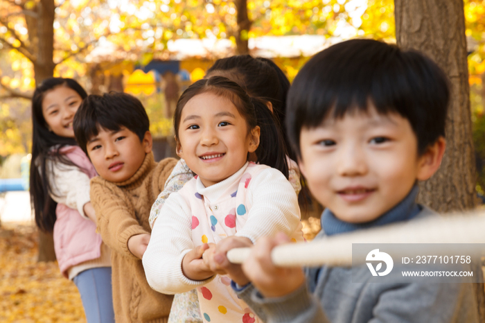 小学生在拔河比赛