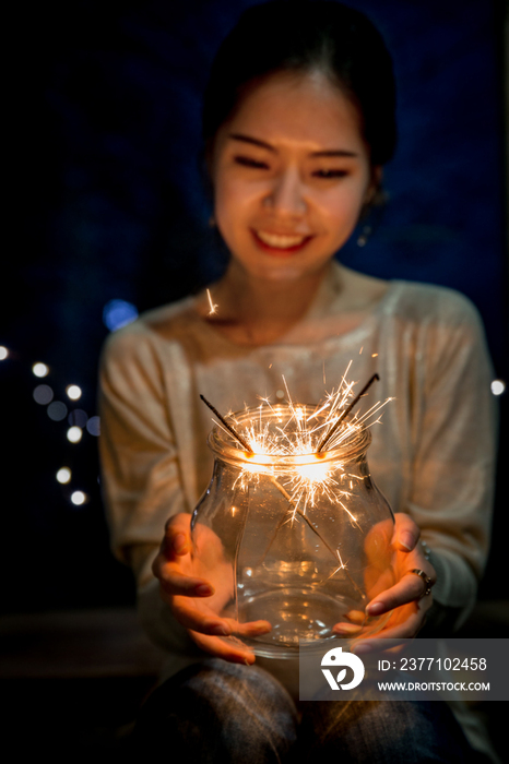 青年女人放烟花