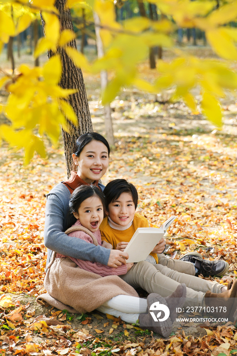 妈妈和孩子在树下看书