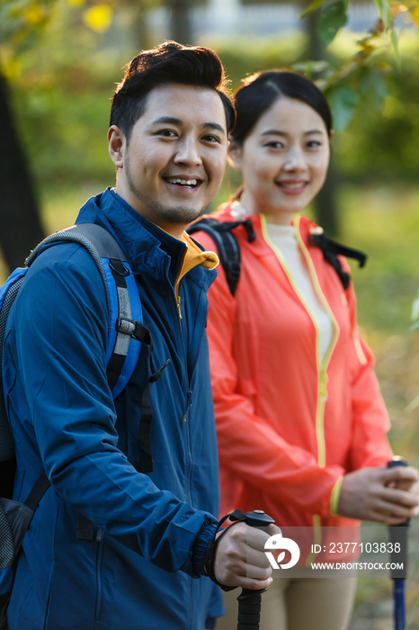 青年伴侣徒步旅行