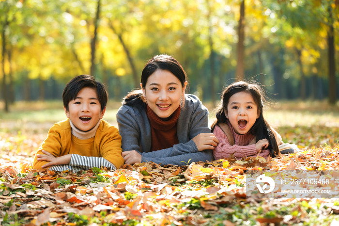 妈妈和孩子在户外玩耍