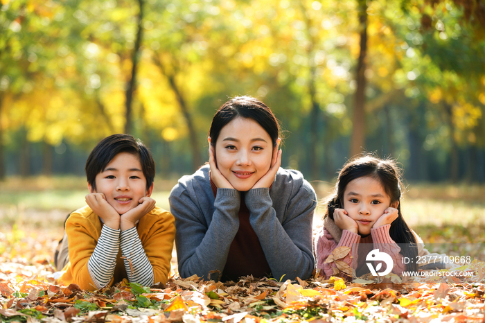 妈妈和孩子在户外玩耍