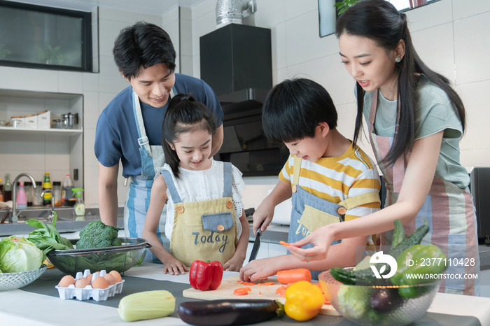 年轻父母教孩子学做饭