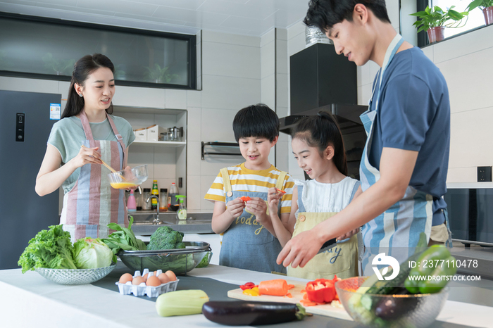 年轻父母教孩子学做饭