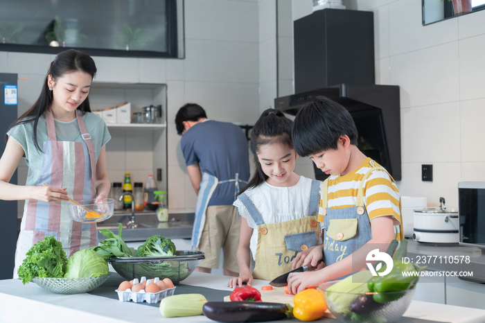 年轻父母教孩子学做饭