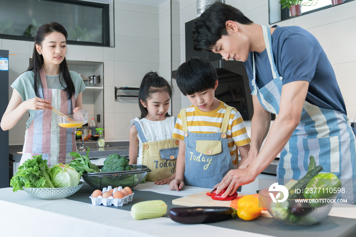 年轻父母教孩子学做饭