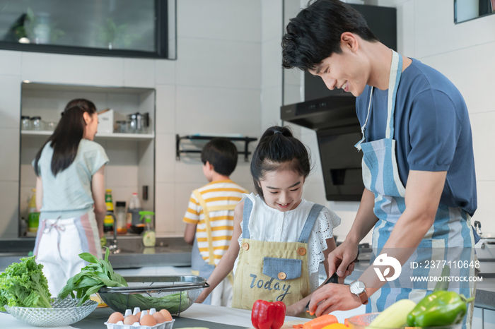 年轻父母教孩子学做饭