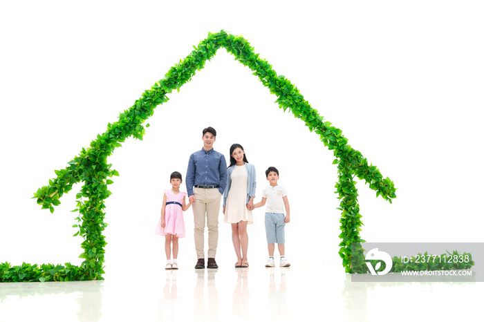绿色房子下的幸福家庭