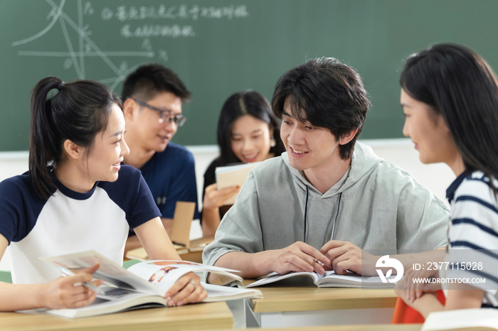 坐在教室里讨论学习的大学生