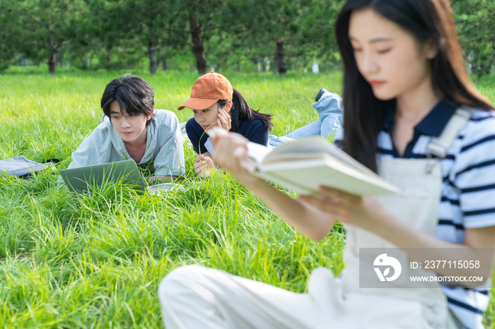 大学生在校园里看书学习