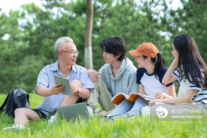 老师和大学生坐在校园里交谈