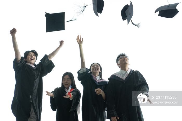 穿学士服的大学生欢呼庆祝毕业