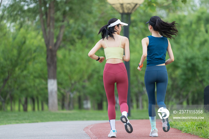 校园里跑步的女大学生