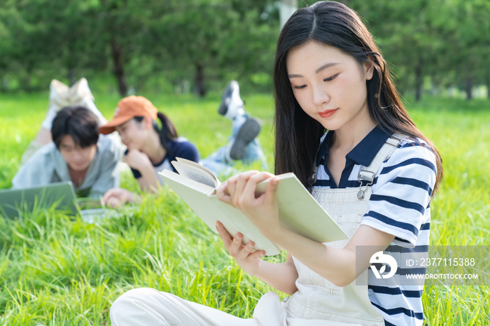 大学生在校园里看书学习