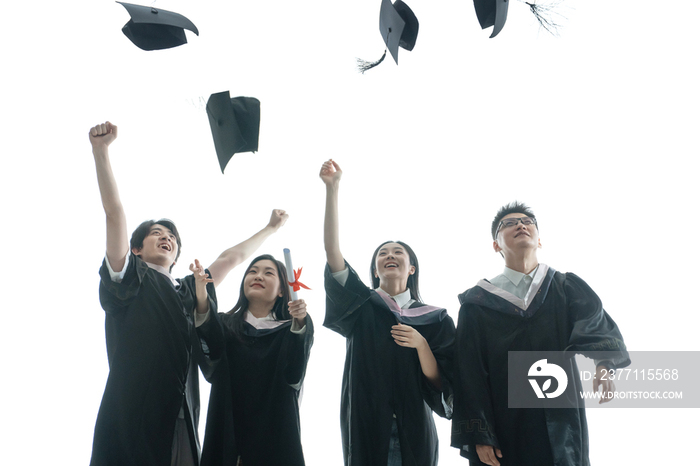 穿学士服的大学生欢呼庆祝毕业