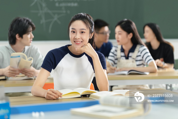 坐在教室里学习的大学生