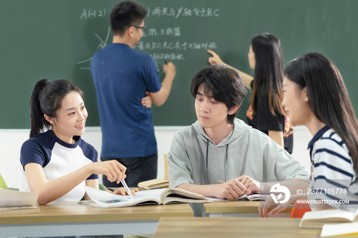 坐在教室里讨论学习的大学生