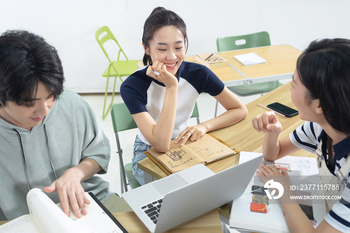 坐在教室里讨论学习的大学生