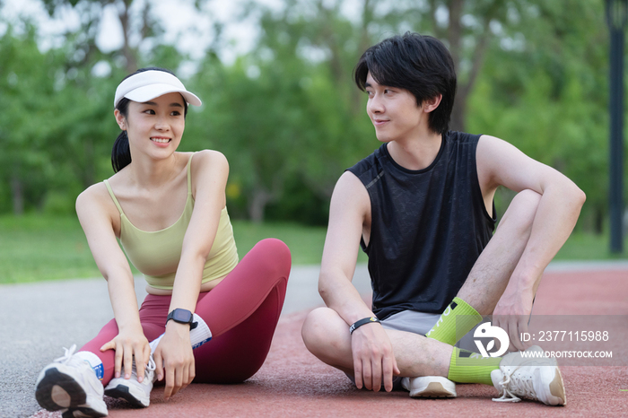 运动健身完的大学生坐着休息