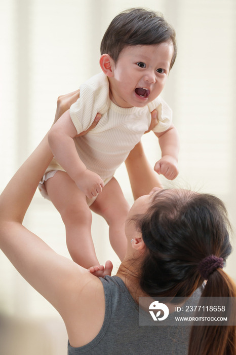 年轻妈妈陪伴宝宝玩耍