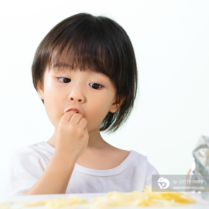 吃着薯片的小男孩