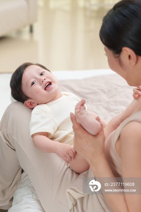 年轻妈妈陪伴宝宝玩耍