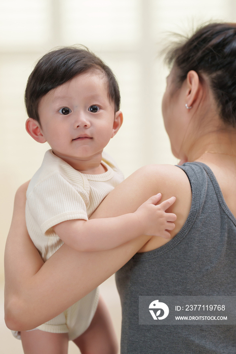 年轻妈妈抱着可爱的宝宝