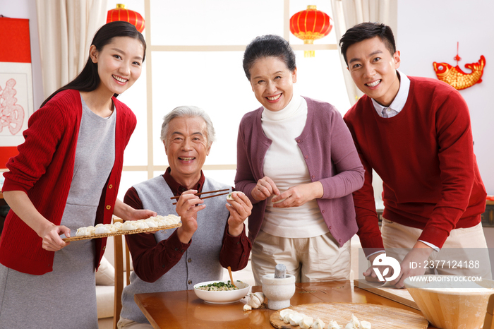 快乐家庭过新年包饺子