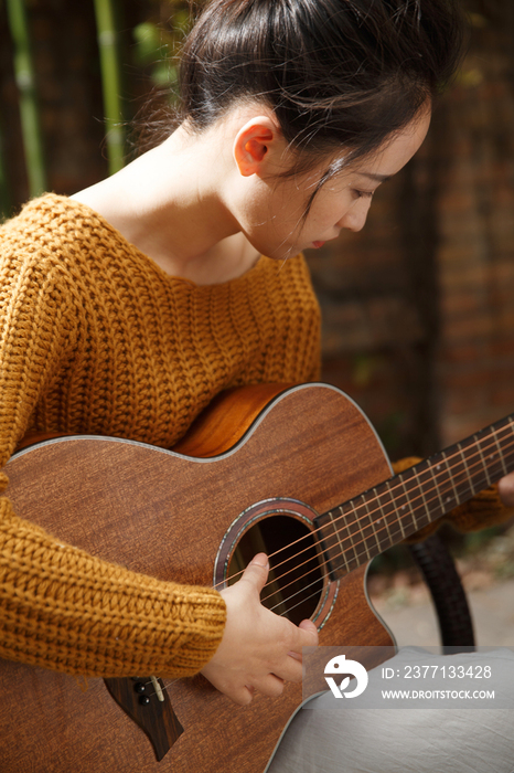 年轻女人弹吉他