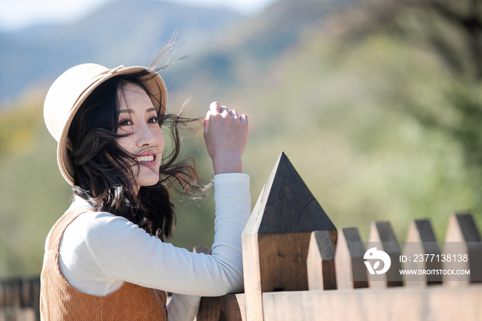 戴帽子的青年女人