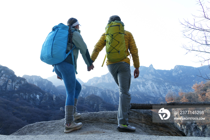 户外登山的青年伴侣