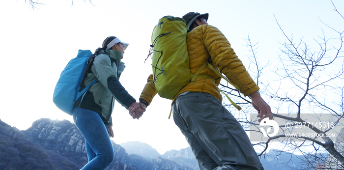 户外登山的青年伴侣