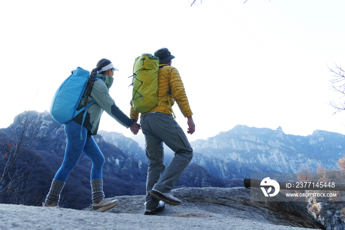 户外登山的青年伴侣