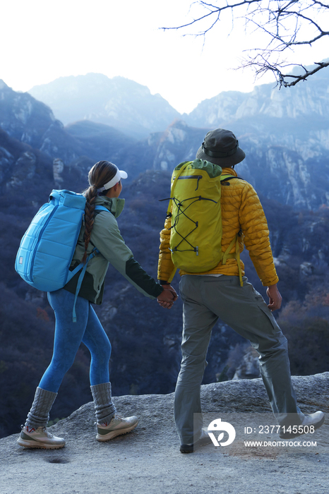 户外登山的青年伴侣