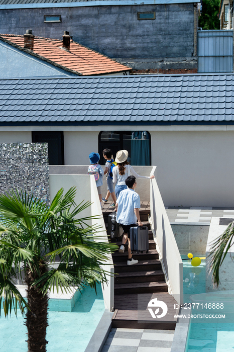 幸福家庭入住有游泳池的民宿