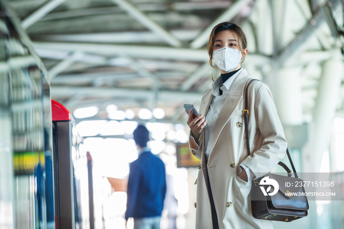 年轻女人站在地铁站台上