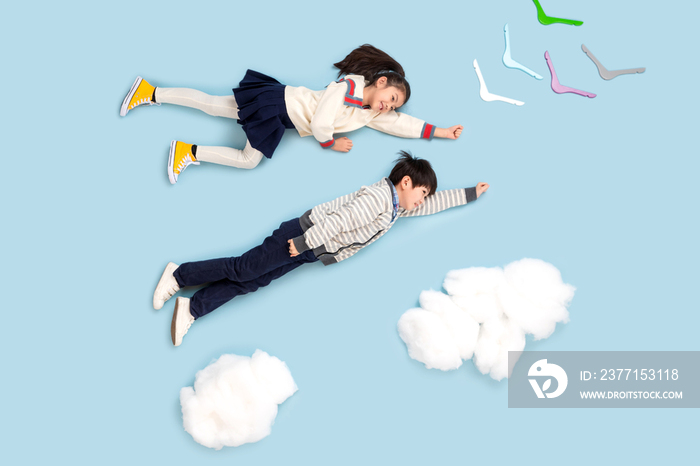 快乐儿童模拟在天空飞翔