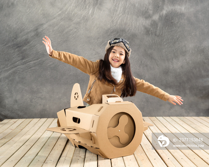 驾驶纸飞机的快乐儿童