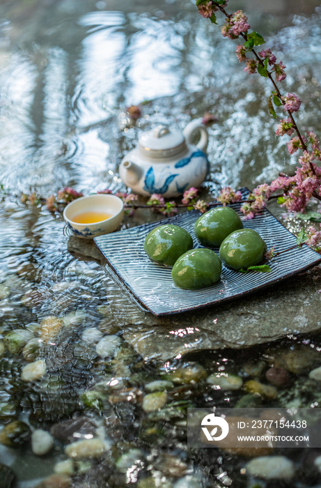 水面上的青团和茶具